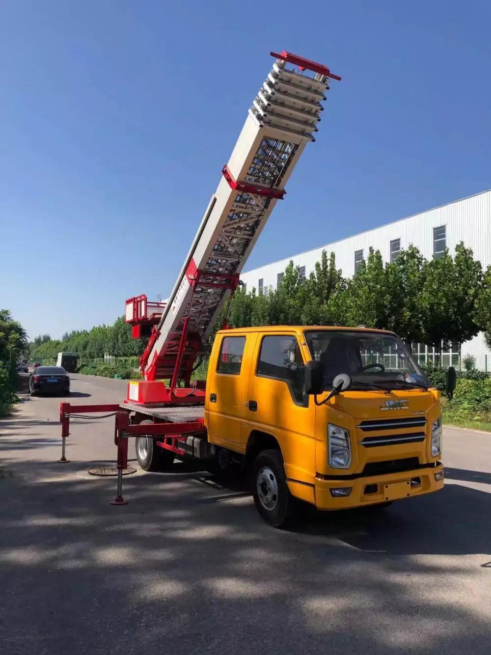 迁安附近的云梯车出租服务：轻松解决高空作业需求